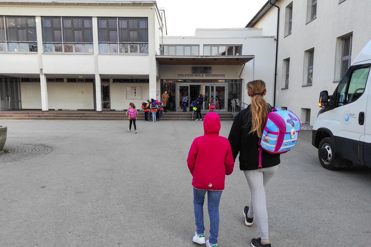 Refugee girl from Ukraine goes to school in Austria