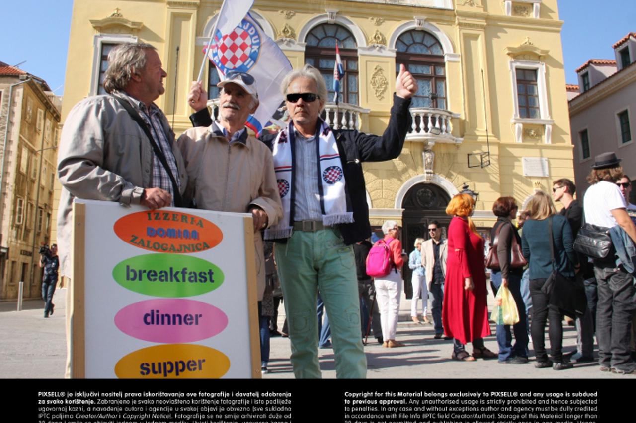 '24.10.2012., Split - Prosvjed zaposlenika HNK zbog nerjesenog pitanja intendanta. Vjeko Santric predsjednik radnickog vijeca HNK-a (sa hajdukovim salom). Photo: Ivana Ivanovic/PIXSELL'