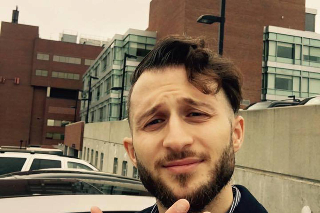 Muškarac sa slomljenim prstom