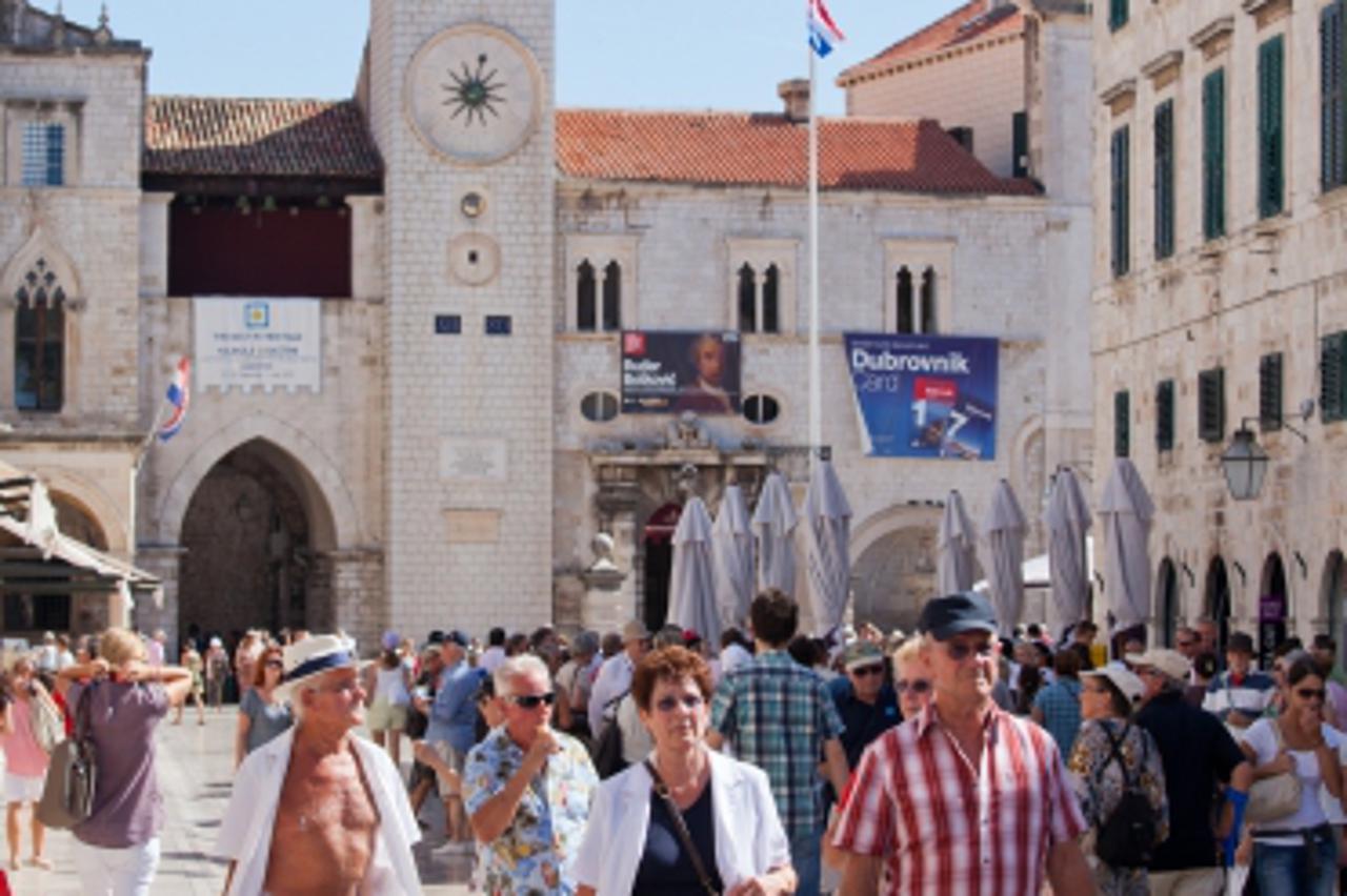 '30.09.2011., Dubrovnik - Posljednji dan u mjesecu rujnu obiljezen je temperaturama iznad 30 stupnjeva. Jedina razlika od slike s polovice ljeta je smanjeni broj kupaca na plazama. Photo: Grgo Jelavic