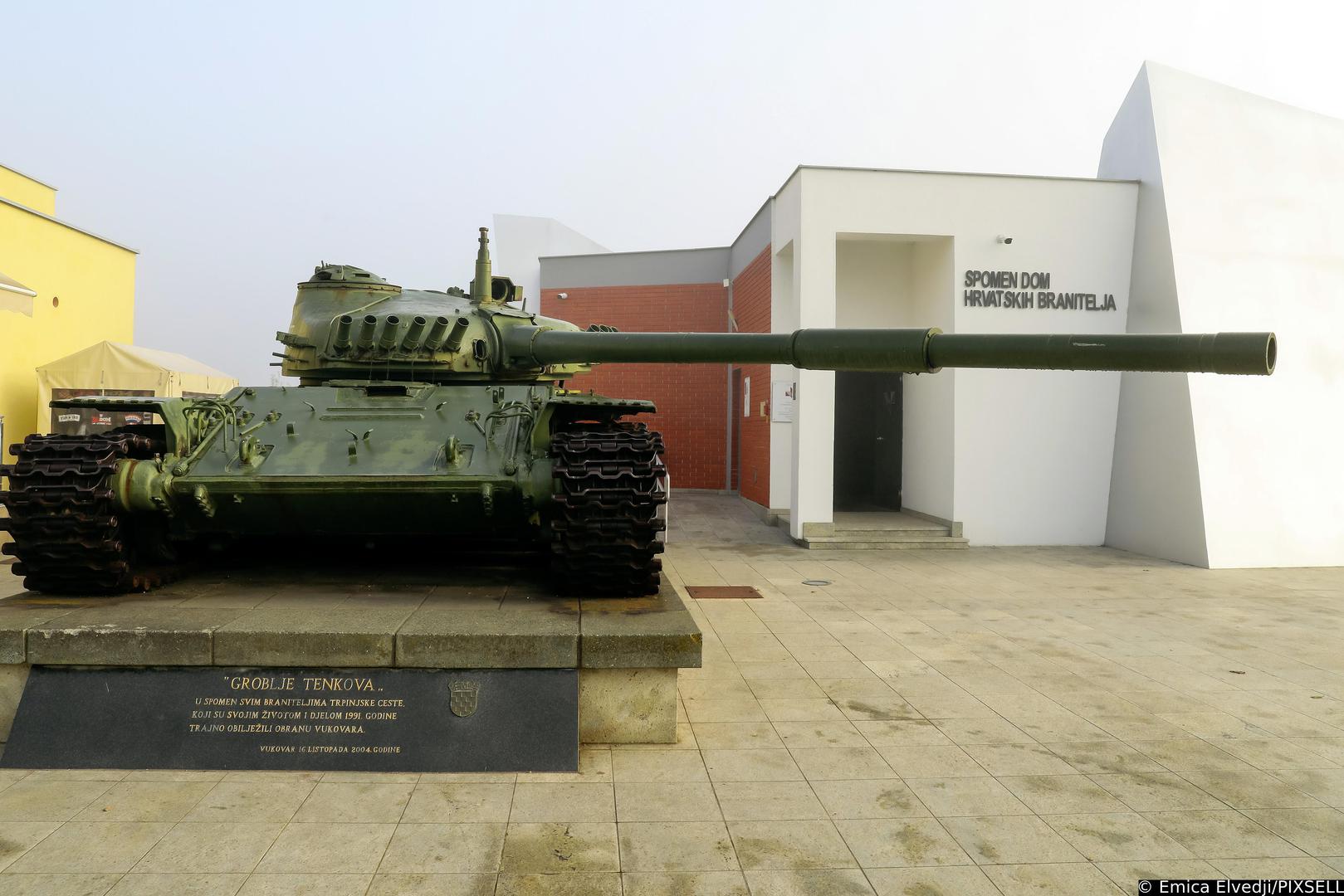 28.10.2021., Vukovar - Vukovar-mjesto posebnog domovinskog pijeteta. Blizi se 30. godisnjica okupacije Vukovara i suzivot se polako vraca u ovaj grad iako su ratne rane jos uvijek prisutne. U samom centru grada vidljivi su kontrasti obnovljenih i neobnovljenih zgrada. 
Spomenik Blagi Zadri na Trpinjskoj cesti poznatoj kao groblje tenkova.