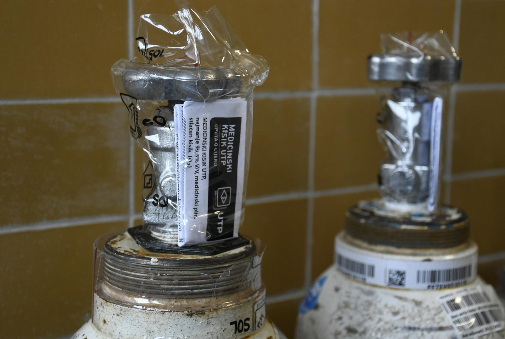 26.11.2020., Sisak - Oboljeli od COVID-19 lijece se na Odjelu intenzivnog lijecenja Opce bolnice Sisak. Kapacitet Odjela je 90-tak kreveta od kojih je popunjeno pacientima njih 59. Na respiratorima je 10 pacijenata, a Opca bolnica raspolaze s njih 13.Photo: Nikola Cutuk/PIXSELL