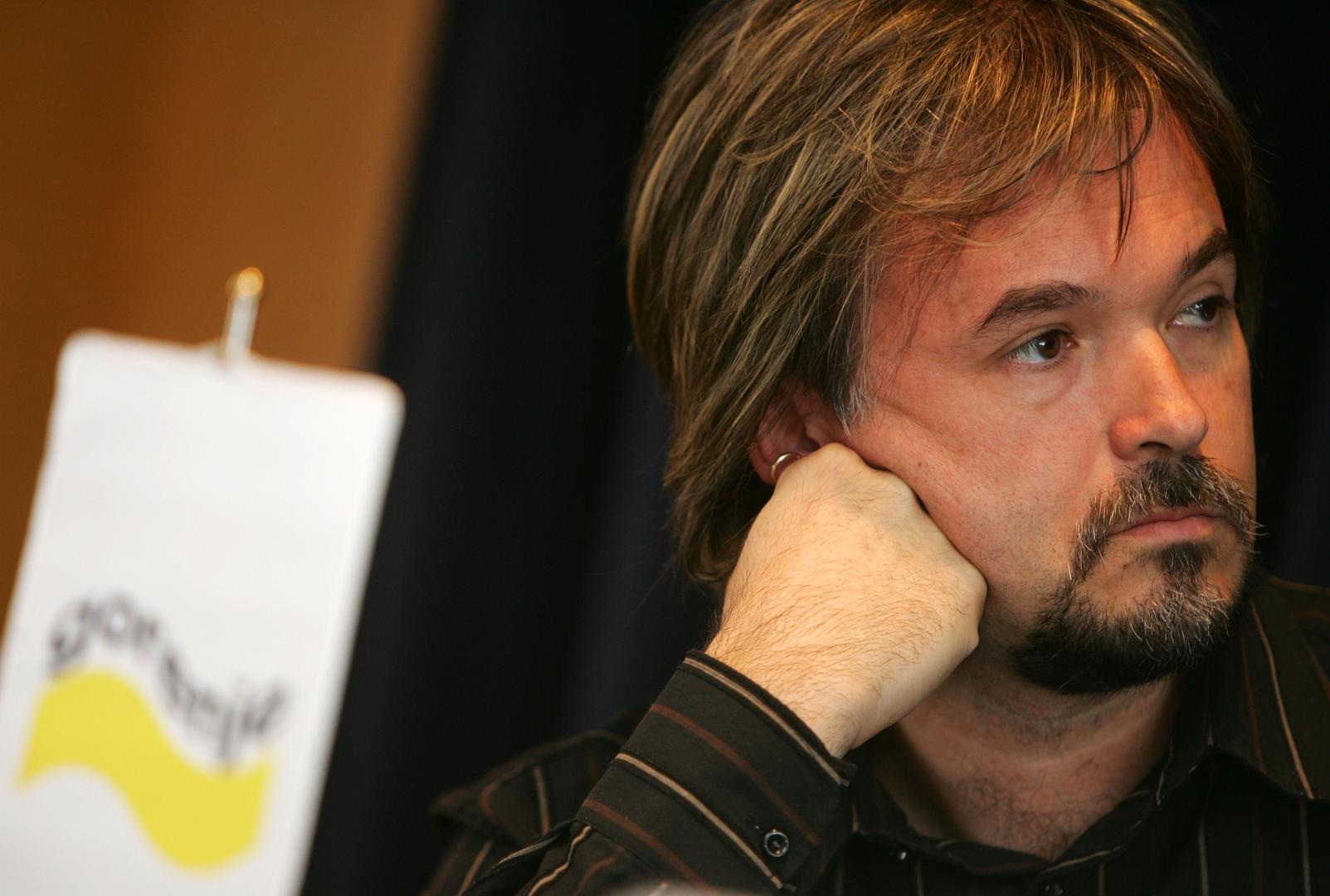 Njegov solo put obilježili su kultni albumi poput „Noine arke“, „Judi, zviri i beštimje“ te „Mirakula“, koji su mu donijeli rekordan broj Porina i status glazbene ikone. 