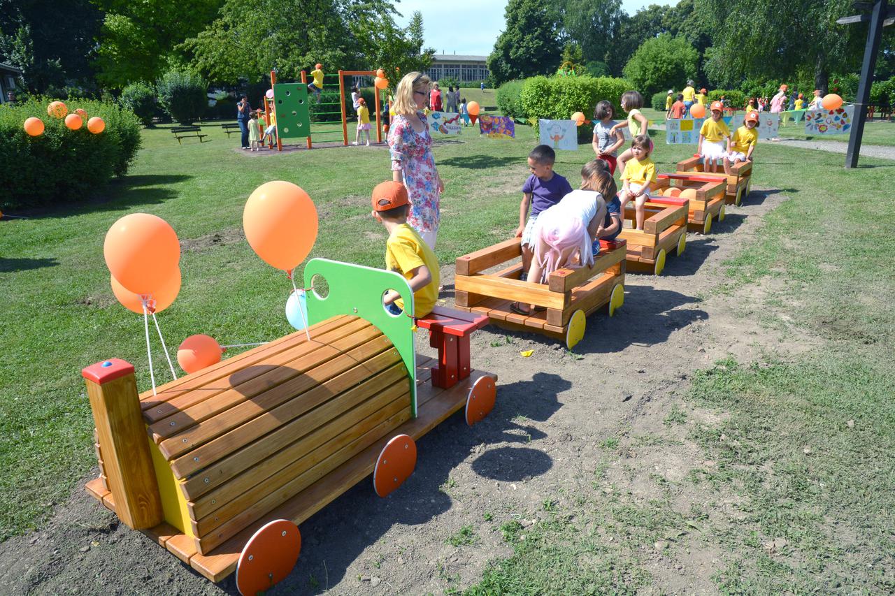 30.06.2016., Sisak - Otvorenju novouredjenog djecjeg igralista u objektu Pcelica Djecjeg vrtica Sisak Stari uz brojne uzvanike nazocili su glavni urednik Vecernjeg lista Drazen Klaric i Ivan Tolj, te direktor sisacke Rafinerije Damir Butkovic.  Photo: Nik