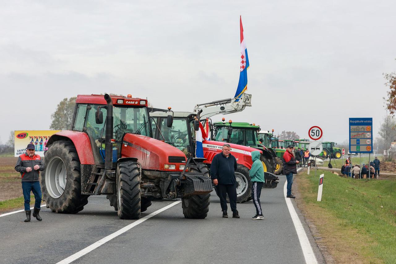 Nezadovoljni seljaci jutros blokirali prometnice i granični prijelaz Županja - Orašje