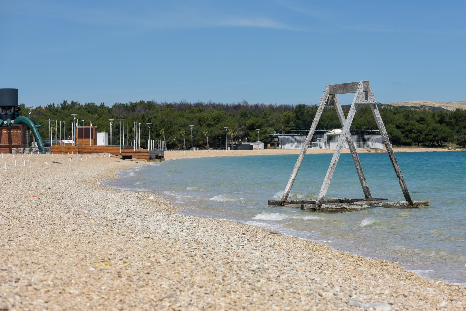 6. Plaža Zrće, otok Pag: Plaža Zrće je velika, lako dostupna i nudi malo hlada. Ako ste spremni za zabavu, ovo je apsolutno pravo mjesto. Posljednjih godina, Papaya Club na Zrću na otvorenom zauzeo je mjesto na prestižnoj godišnjoj listi Top 100 klubova DJ Maga. Od lipnja do rujna, ‘Hrvatska Ibiza’ uživa u festivalima, tematskim party vikendima i gostovanjima poznatih DJ-eva.