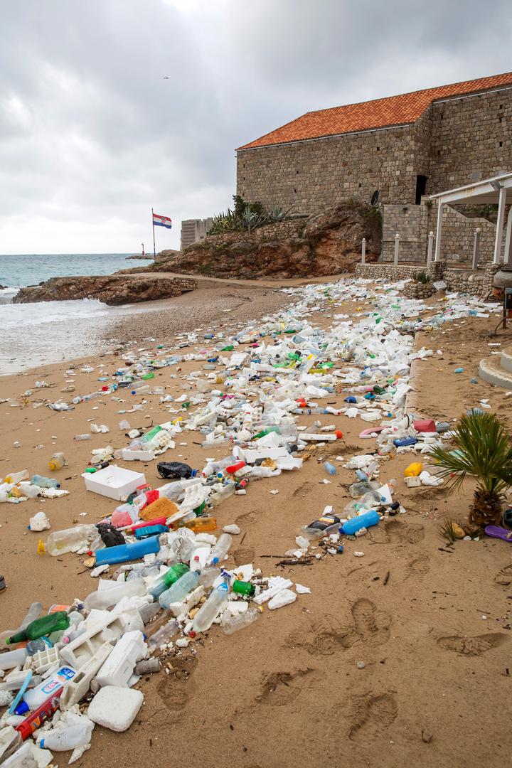 Tmurno i vjetrovito vrijeme je na obalu i plažu Banje uz visoke valove izbacilo velike količine smeća.