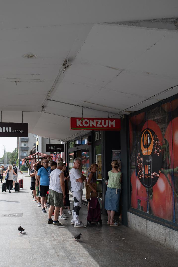 Osim za u pekarnicu, čekalo se i ispred Kozuma.