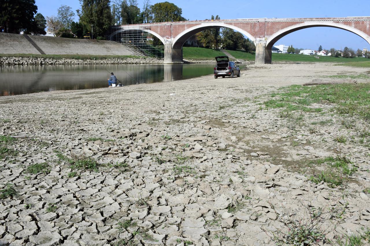 Sisak: Obala Kupe ispucana je kao u ljetnim mjesecima