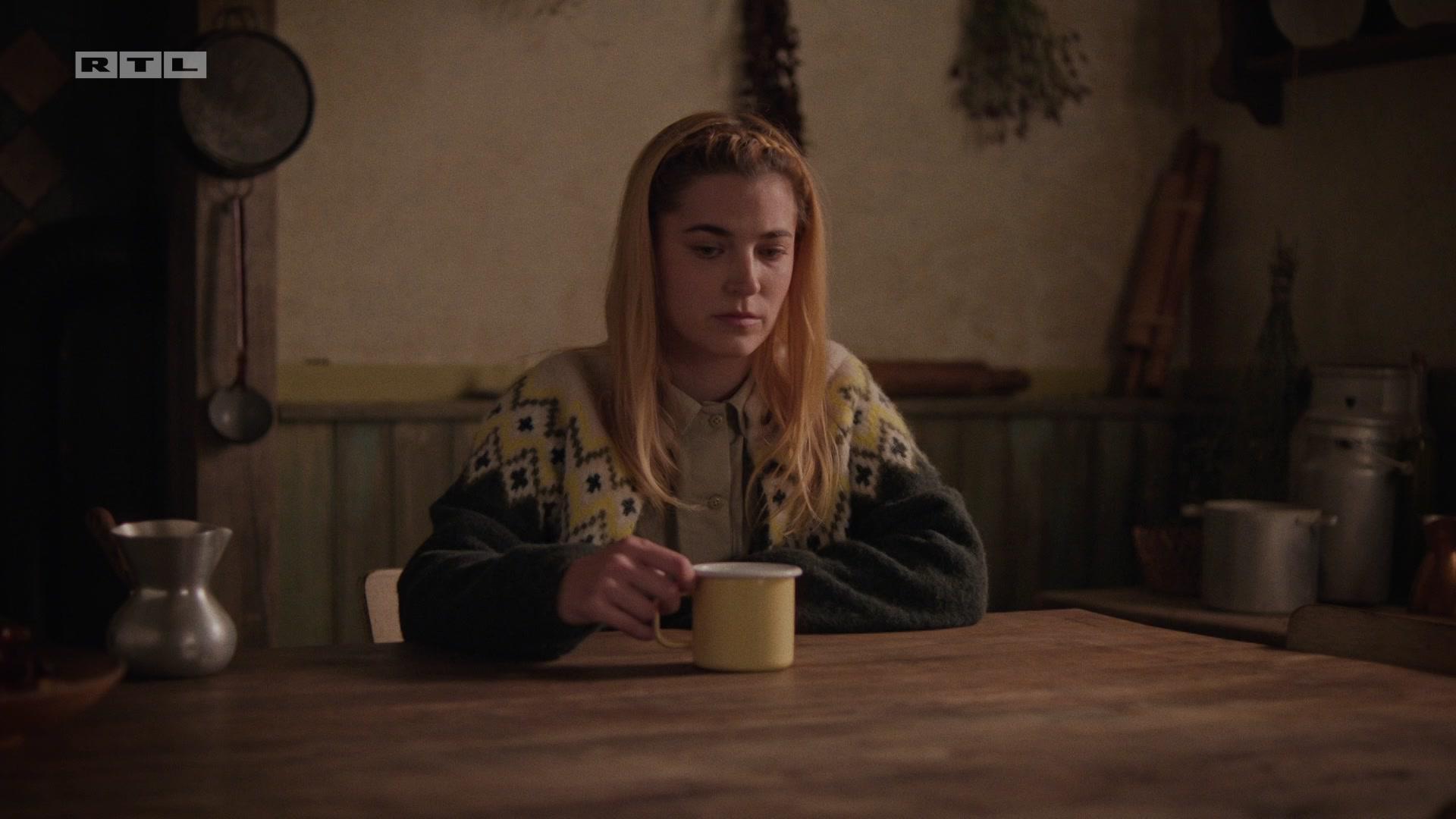 Vice, Čavka i Marko razgovaraju o ubojstvu Petra Vukasa i sumnji na Katarinu Runje. Marko se počeo predomišljati, povjerava Čavki da nisu smjeli dići ruku na Josipa. Iako ga Čavka razuvjerava, Marko Vukas počinje osjećati grižnju savjesti i uskoro se slama u naručju svoje majke. Marku je sve teže - svjestan je toga i glumac Marin Klišmanić, koji se pridružio glavnoj postavi 'Divljih pčela'. 