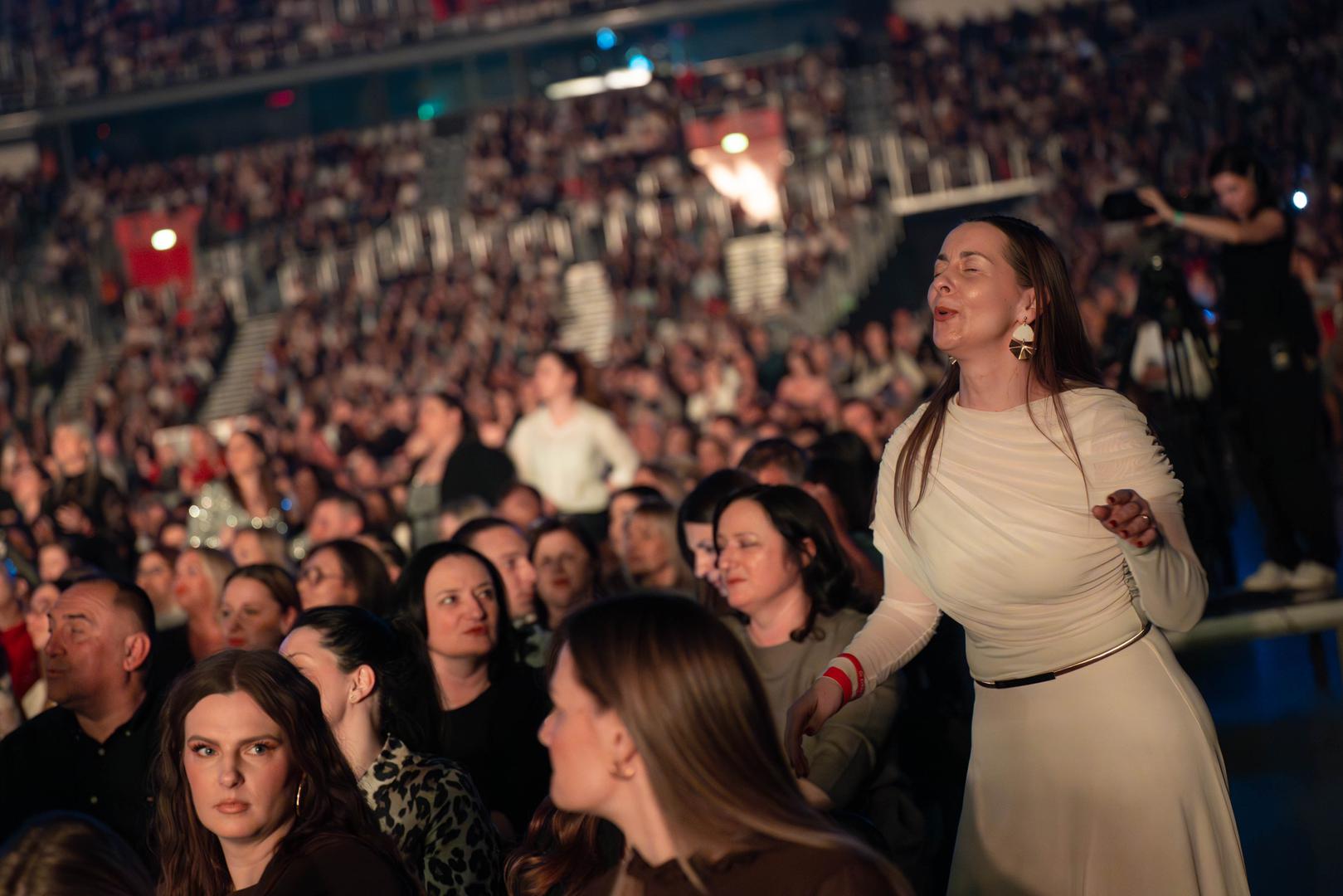 Produkcija koncerta bila je na svjetskoj razini i pretvorila je večer u pravi audio-vizualni spektakl za pamćenje. Velebna pozornica, impresivni LED ekrani i brojni scenski efekti dodatno su naglasili emociju svake pjesme.
