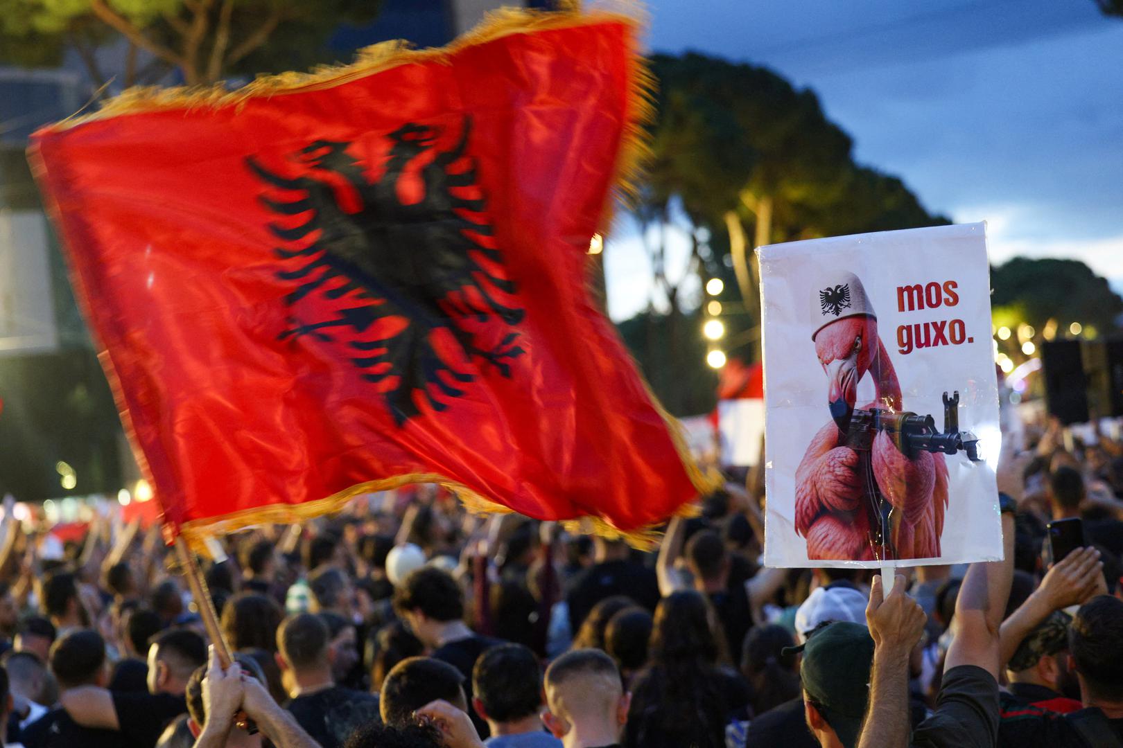 Dodatne kontroverze izazvale su informacije da su na dijelu lokacije postavljene ograde s bodljikavom žicom, zbog čega je lokalnom stanovništvu i turistima ograničen pristup pojedinim plažama.

