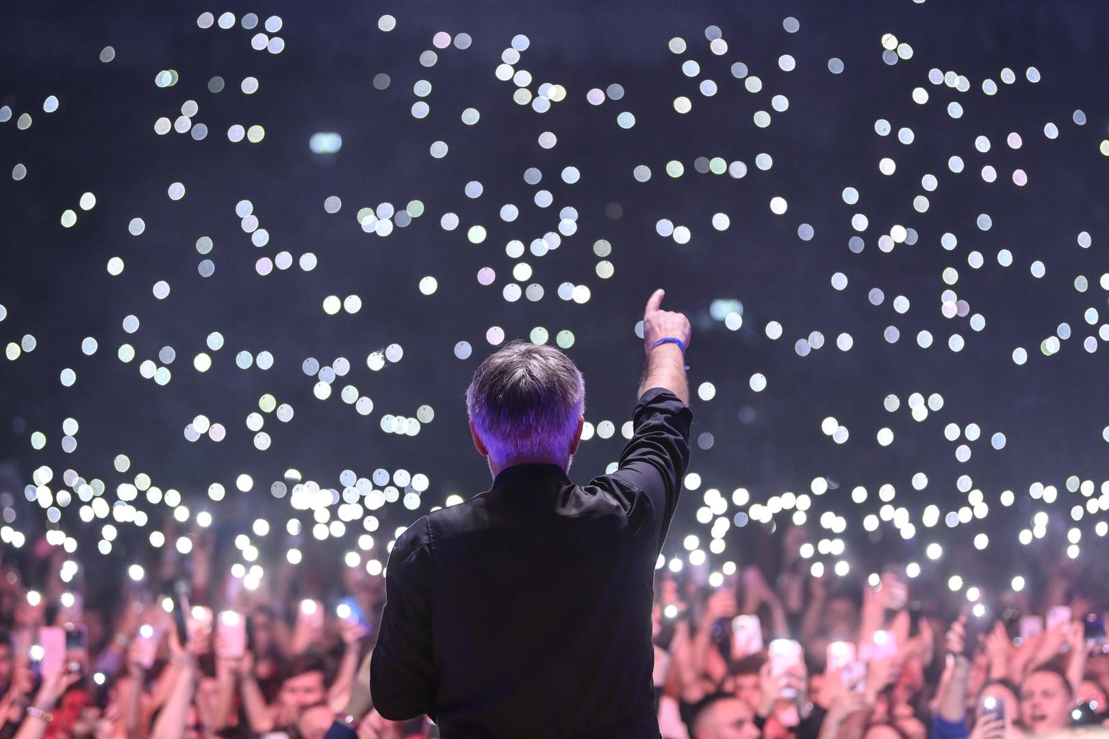 09.12.2023., Frankfurt - Hrvatska Noc , spektakularan koncert u Frankfurtu , 10 izvođača,10 sati glazbenog programa za 13 000 posjetitelja.  Najvece je okupljanje Hrvata i njihovih prijatelja u iseljenistvu . Dogadjaj na koji se ceka cijelu godinu. Na koncertu u Frankfurtu  veceras nastupaju najvece hrvatske glazbene zvijezde:  Petar Grašo, Prljavo kazaliste, Jole, Jelena Rozga, Mate Bulic, Zlatko Pejaković, Crvena jabuka, Miroslav Škoro, Mladen Grdovic, Sinisa Vuco. Tisuce Hrvata i njihovih gostiju  koji u Frankfurt dolaze iz Novog Zelanda , SAD , Europe i cijelog svijeta . Miroslav Škoro pjevao za sve poginule Hrvatske branitelje i Hrvatske generale, za Hrvatskoga covjeka koji nikada nije mrzio tudje samo je volio svoje. Photo: Igor Soban/PIXSELL