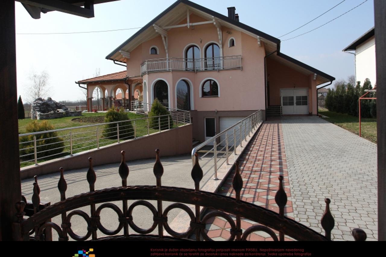 '28.03.2012., Cardak, BiH - Selo Cardak u opcini Modrica iz kojeg je Zvonko Sendulic koji je optuzen da je balkanskim kriminalcima prodavao hrvatske putovnice. Kuca Zvonka Sendulica. Photo: Boris Scit