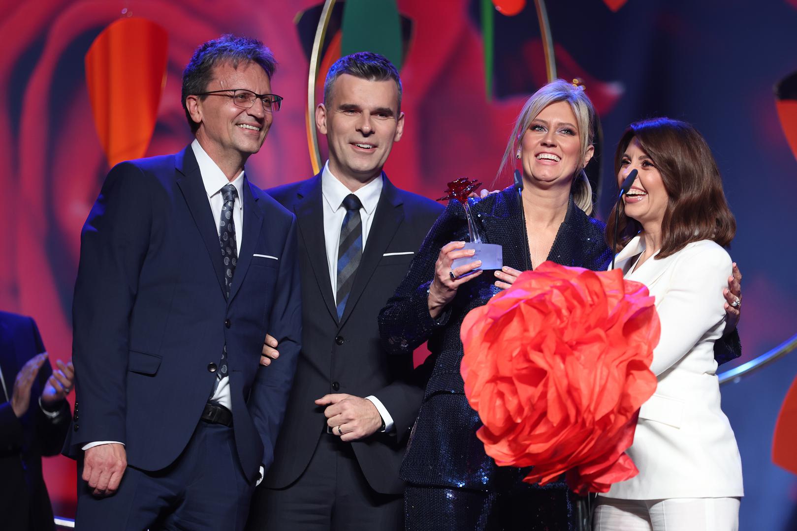 Od 1994. godine pa sve do danas, Večernjakova ruža izrasla je u snažan simbol neraskidive veze između Večernjeg lista i njegove publike. 