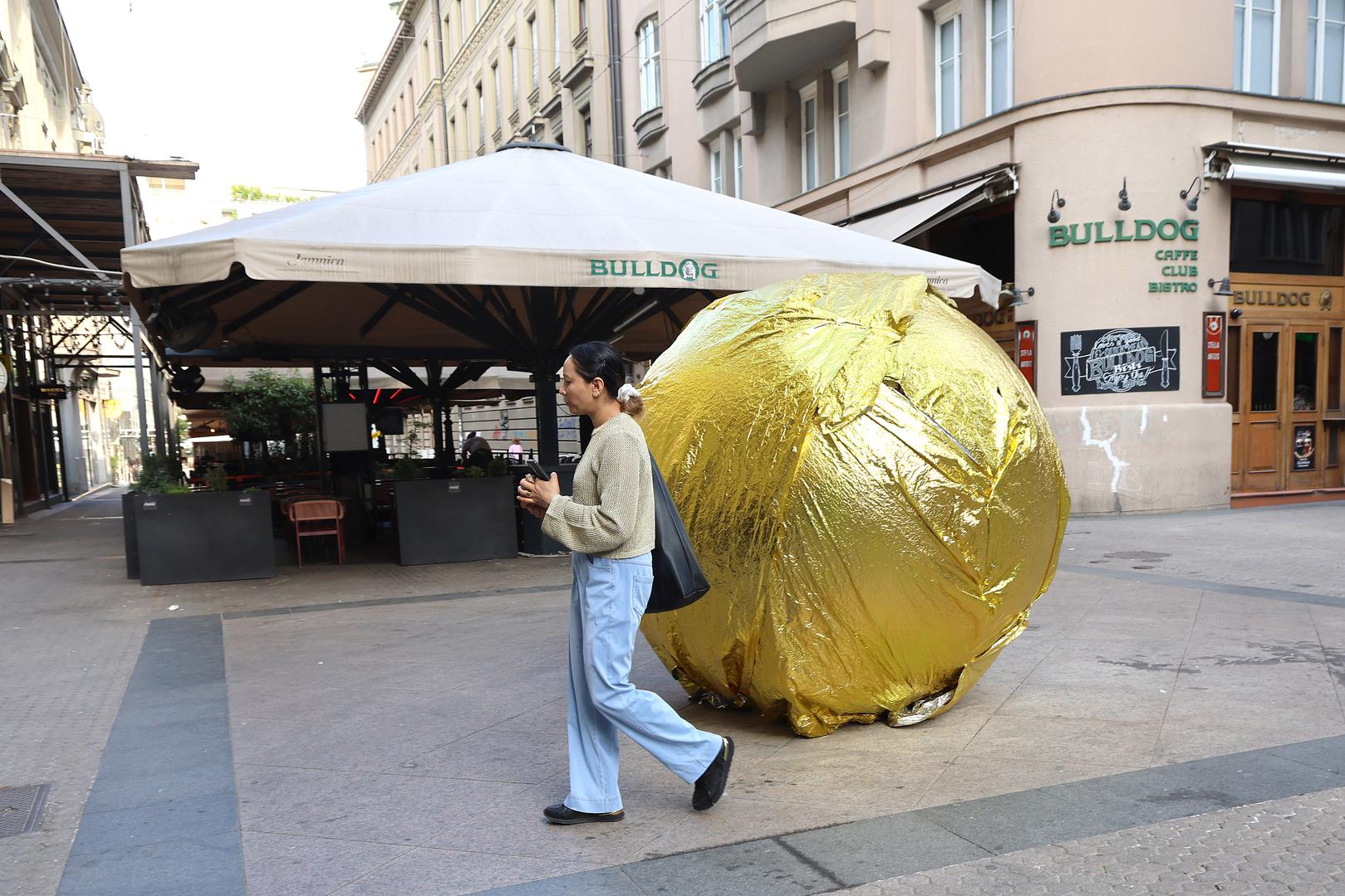 U mnogim europskim gradovima, zlatna se folija koristi za privlačenje pozornosti na zaboravljene detalje.