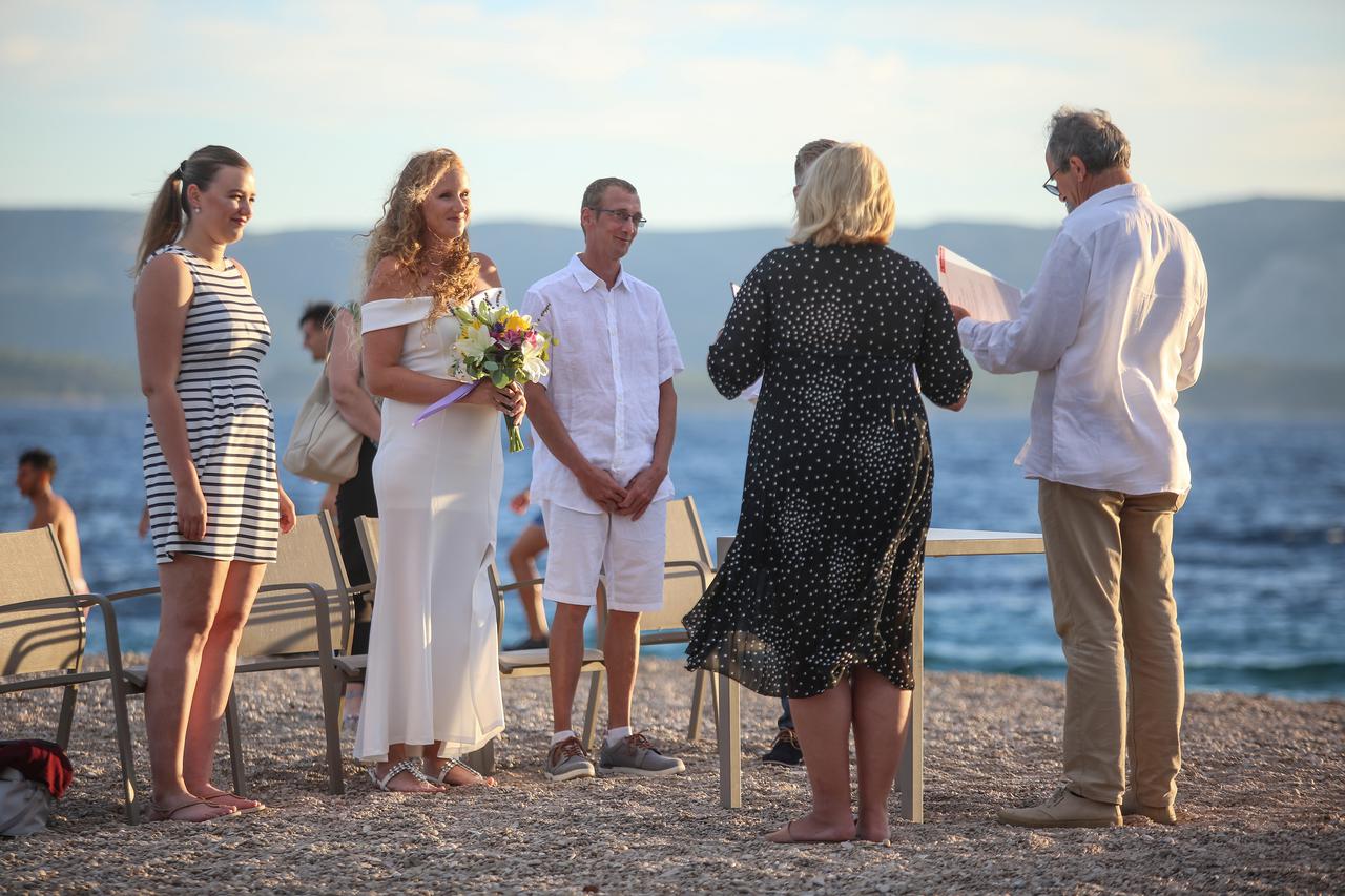 Bol: Par iz Njemačke odlučio se vjenčati na plaži Zlatni rat