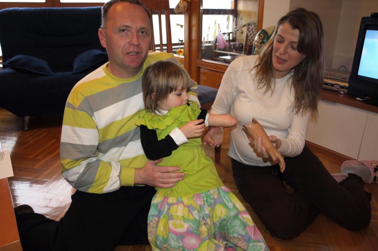 'Podravina-bilogora, 12.4.2010. Daruvar Na nelogicnosti drzavne administracije medu prvima su upozorili roditelji Eme Kuzle iz Daruvara Michael Palijan / VLM'