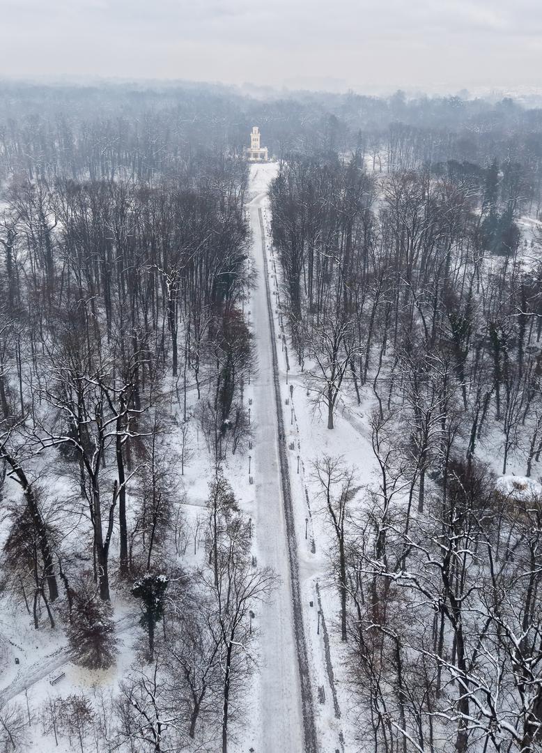 Jezera su još uvijek zaleđena, a trava je pod bijelim pokrivačem.