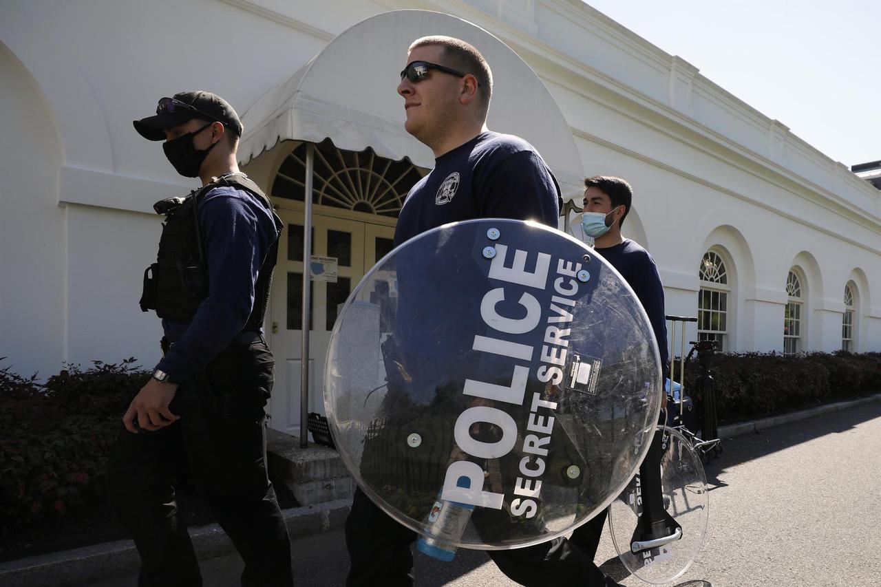 Agenti tajne službe nose štitove protiv nereda u Bijeloj ku?i u Washingtonu