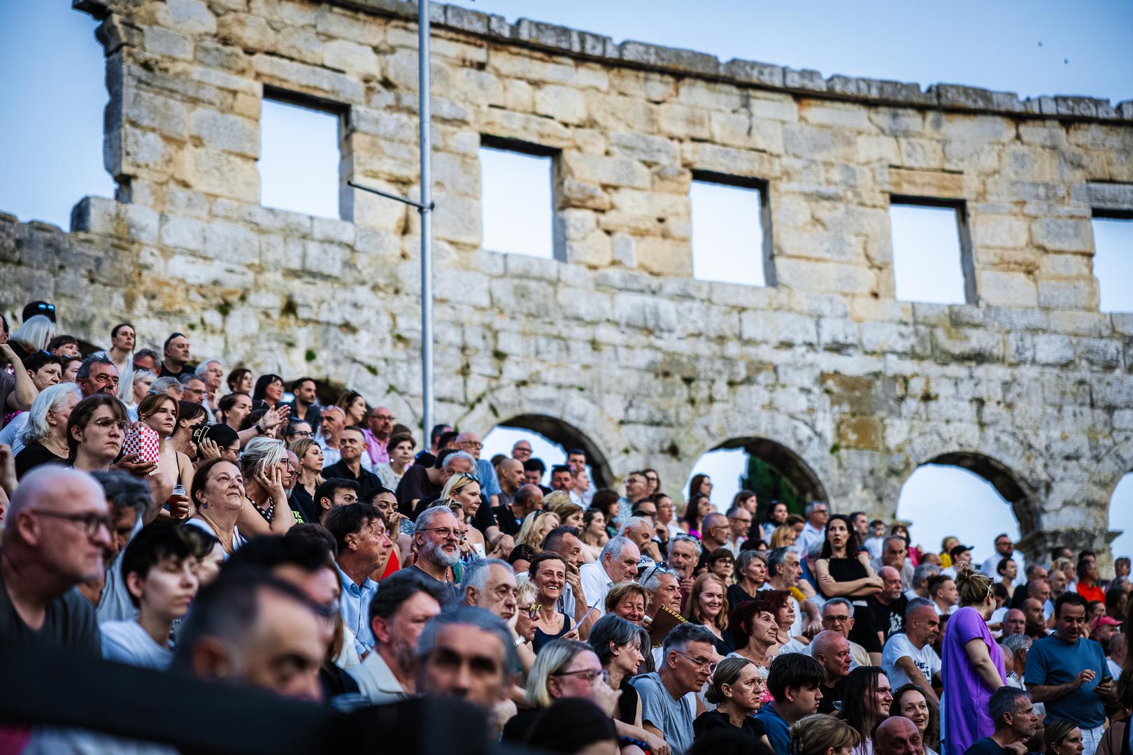 Kao i u Zagrebu, Byrne i njegov bend na pozornici su nastupili bez ikakve scenografije, a svi instrumenti i mikrofoni bili su bežični, što im je omogućilo da svaku pjesmu prati jedinstvena koreografija, ali i poruke na ekranima iza njih. 