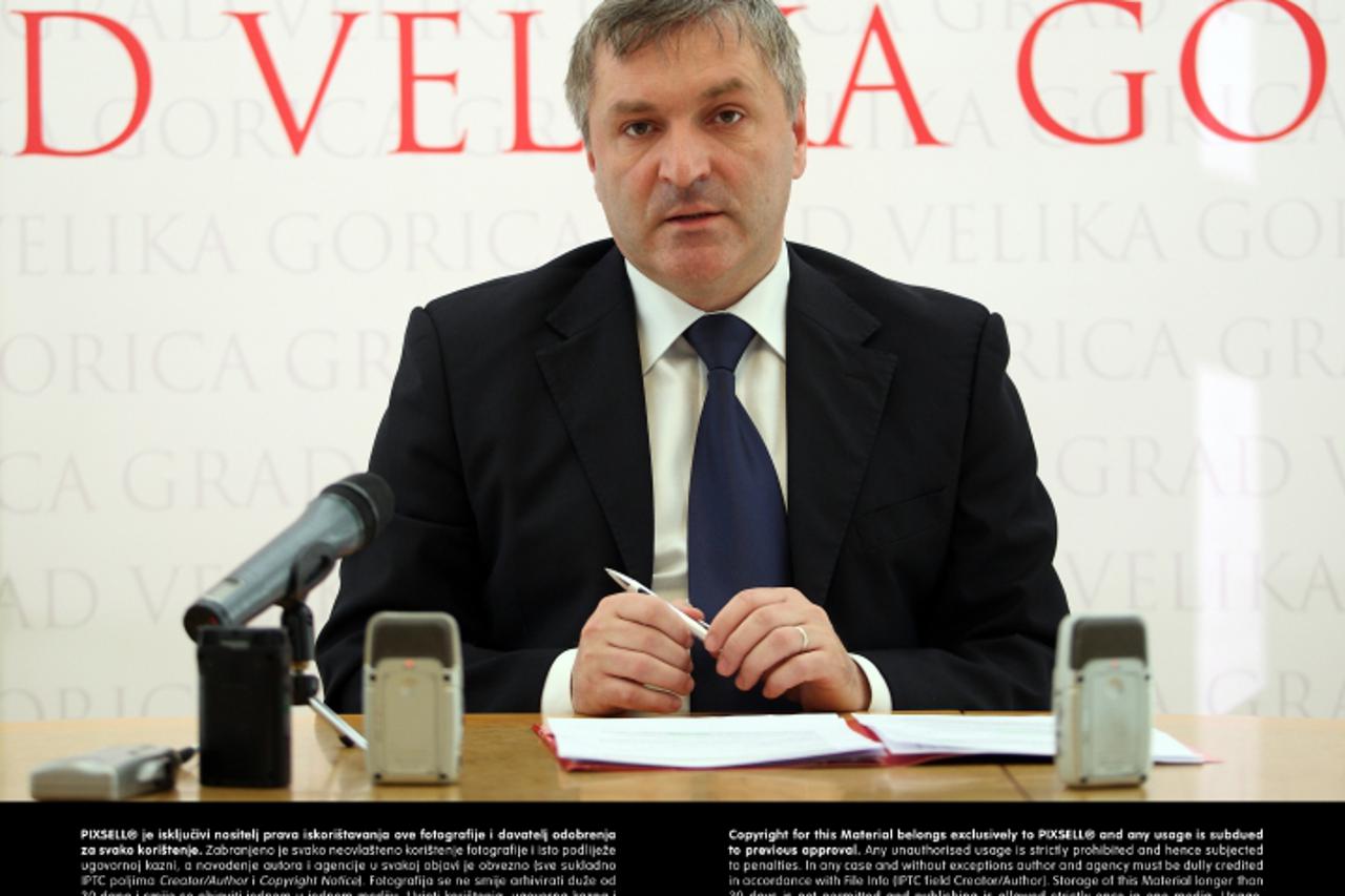 '15.03.2012., Velika Gorica - Gradonacelnik  Drazen Barisic odrzao je press konferenciju na kojoj je iznio podatke o rashodima gradske Uprave. Photo: Jurica Galoic/PIXSELL'