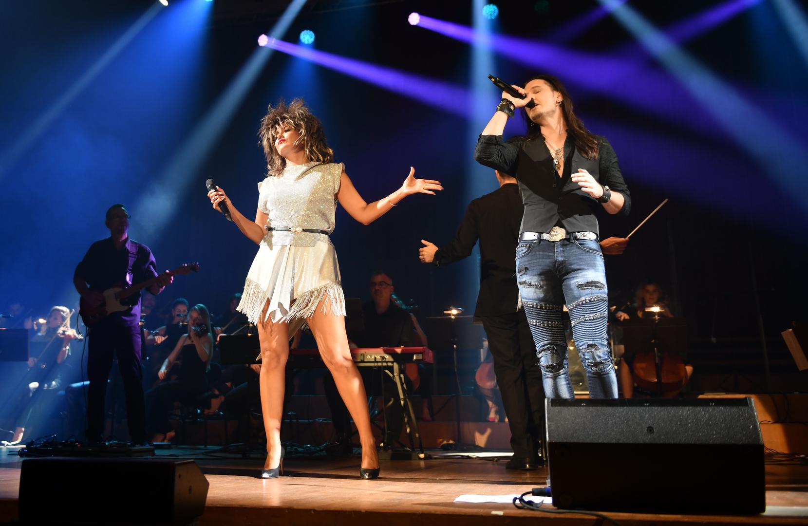 Kostimi inspirirani Tinom Turner, izrađeni kao replike originalnih outfita, dali su cijelom nastupu dodatni sloj vjerodostojnosti i glamura. Posebnu pozornost privukla je izvrsno napravljena Tinina perika, čime je Julijana dodatno zaokružila transformaciju u zvjezdanu rock heroinu. Simfonijski aranžmani su u kombinaciji s moćnim vokalom i scenskim pokretom dali prepoznatljiv “stadionski” osjećaj u samom srcu Lisinskog.