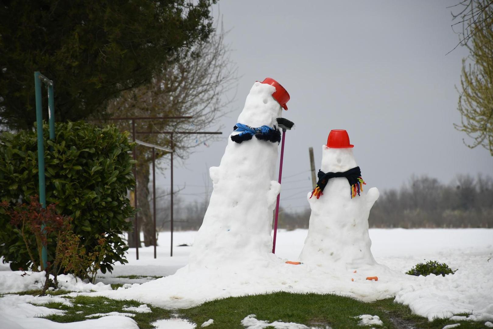 26.03.2020., Koncanica - Koncanica (nadomak Daruvara) je nakratko pretvorena u mjesto snjegovica. Naime, osnovnoskloci iz Koncanice jucer su za domacu zadacu iz tjelesne i zdravstvene kulture dobili zadatak da naprave snjegovica. Photo: Damir Spehar/PIXSELL