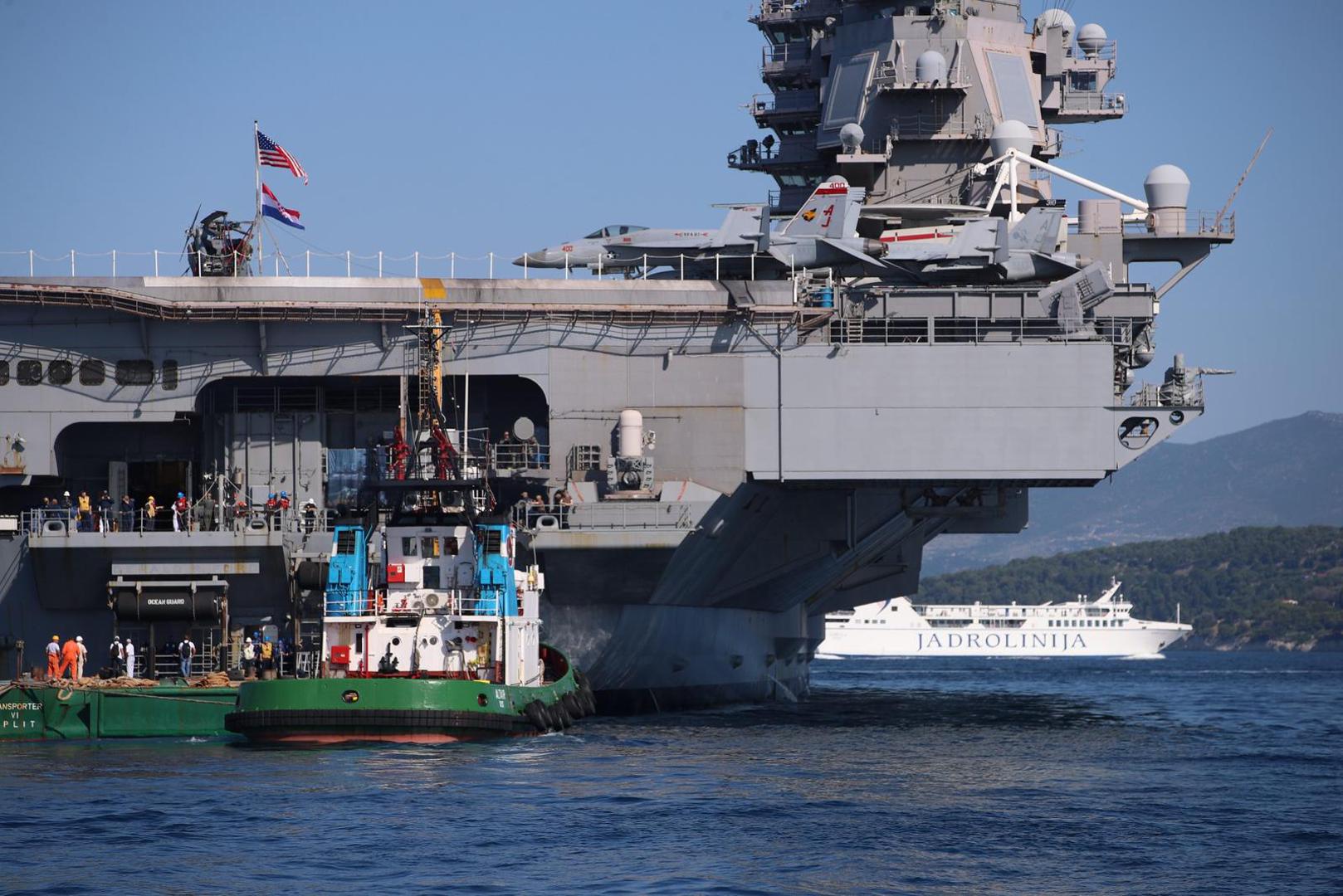 26.06.2023.,Split - Ponos americke mornarice, najmoderniji nosac zrakoplova na nuklearni pogon "USS Gerald R. Ford" uplovio je jutros u Split.Golemi brod, koji privlaci poglede Splicana i turista, najveci je ratni brod u povijesti. Dugacak je više od 330, a visok 76 metara, poput solidnog nebodera, s 25 paluba. Gradnja je stajala 12,8 milijardi dolara, a jos je 4,7 milijardi utroseno za istrazivanje i razvoj. Moze nositi 75 zrakoplova. Posadu, ukljucujuci zrakoplovno osoblje, cini 4500 ljudi. Photo: Zvonimir Barisin/PIXSELL