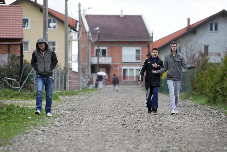 01.04.2015., Zagreb - Darinko Kosor posjetio je stanovnike naselja Jezdovec kako bi osobno vidio komunalne probleme u tom dijelu Zagreba. Jedan od problema su neasfaltirane ulice te divlji deponiji smeca. Photo: Jurica Galoic/PIXSELL