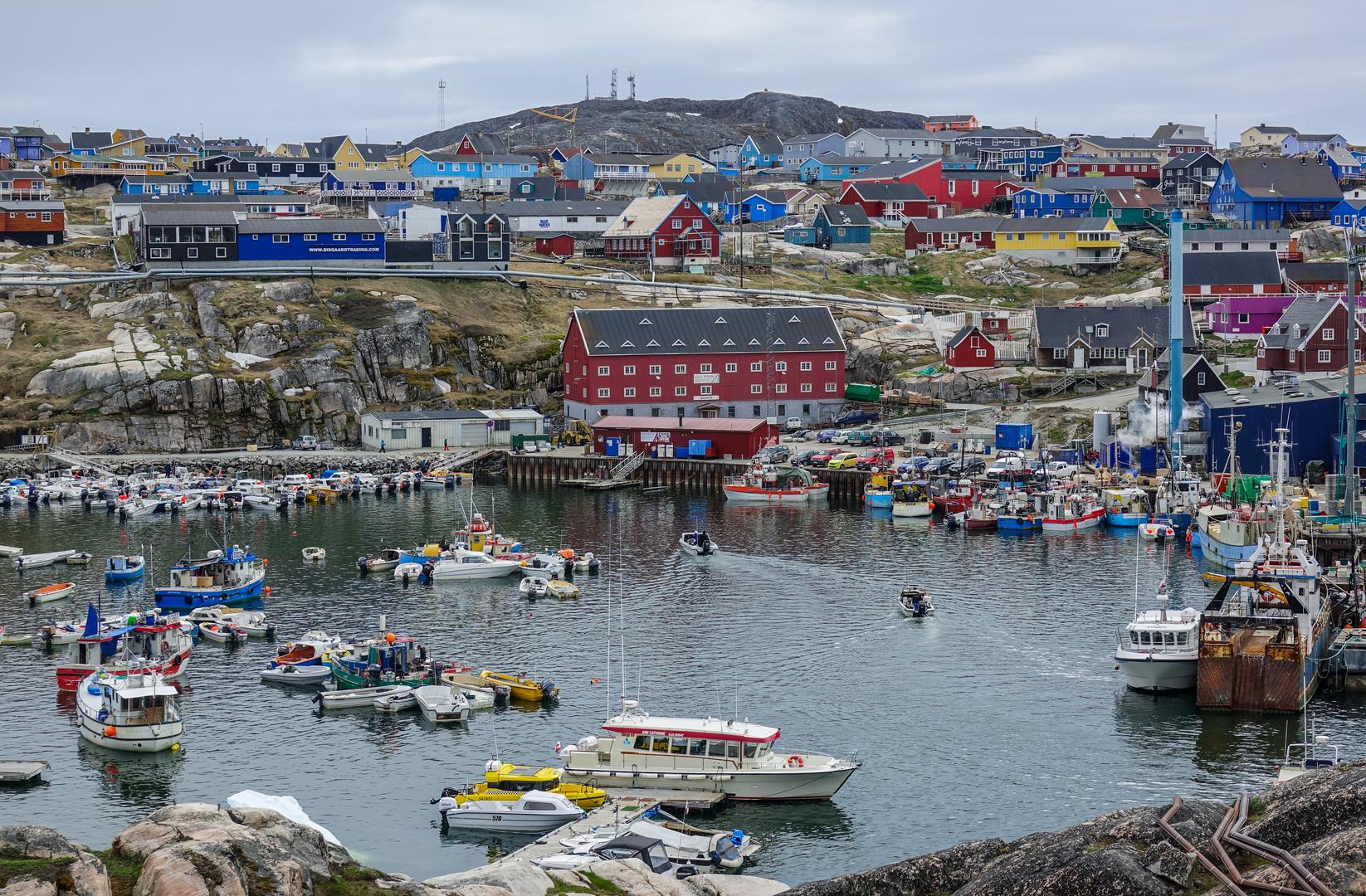 Na spomen Grenlanda većina pomisli na beskrajno prostranstvo leda, polarne medvjede i polarnu svjetlost, no ovaj otok krije fascinantne priče koje nadilaze stereotipe. Od imena koje zbunjuje do društva koje živi po pravilima prirode, Grenland je svijet kontrasta i iznenađenja.