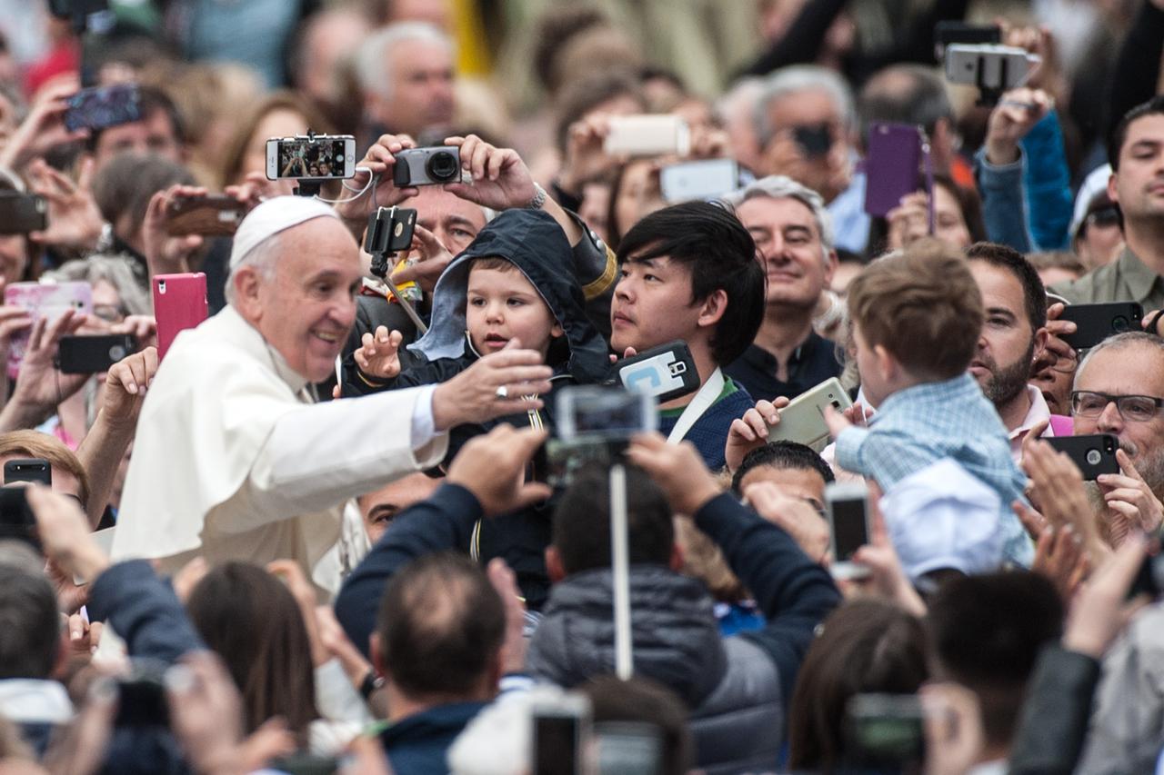 NO FRANCE - NO SWITZERLAND: April 13 2016 : Pope Francis greets a child as he arrives for his weekly general audience at St Peter's square at the Vatican./IPA/PIXSELLPhoto: IPA/PIXSELL