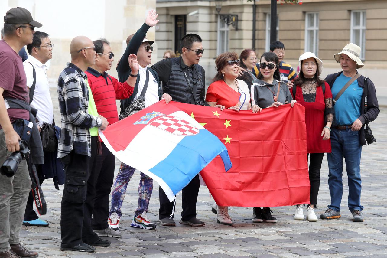 Zagreb: Turisti sa zastavom Hrvatske i Kine na Trgu svetog Marka
