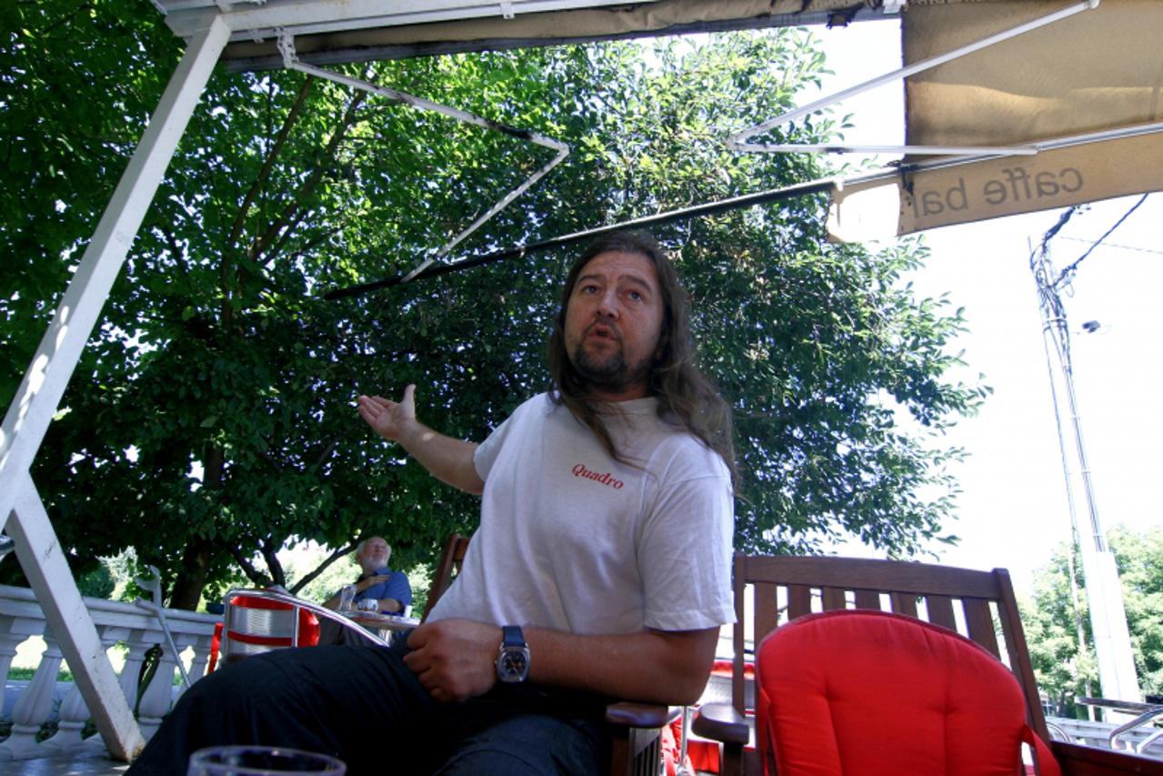 Vlado Bojanovic ispod tende koju je zapalila nepoznata osoba. Photo: Marijan Susenj/PIXSELL\'