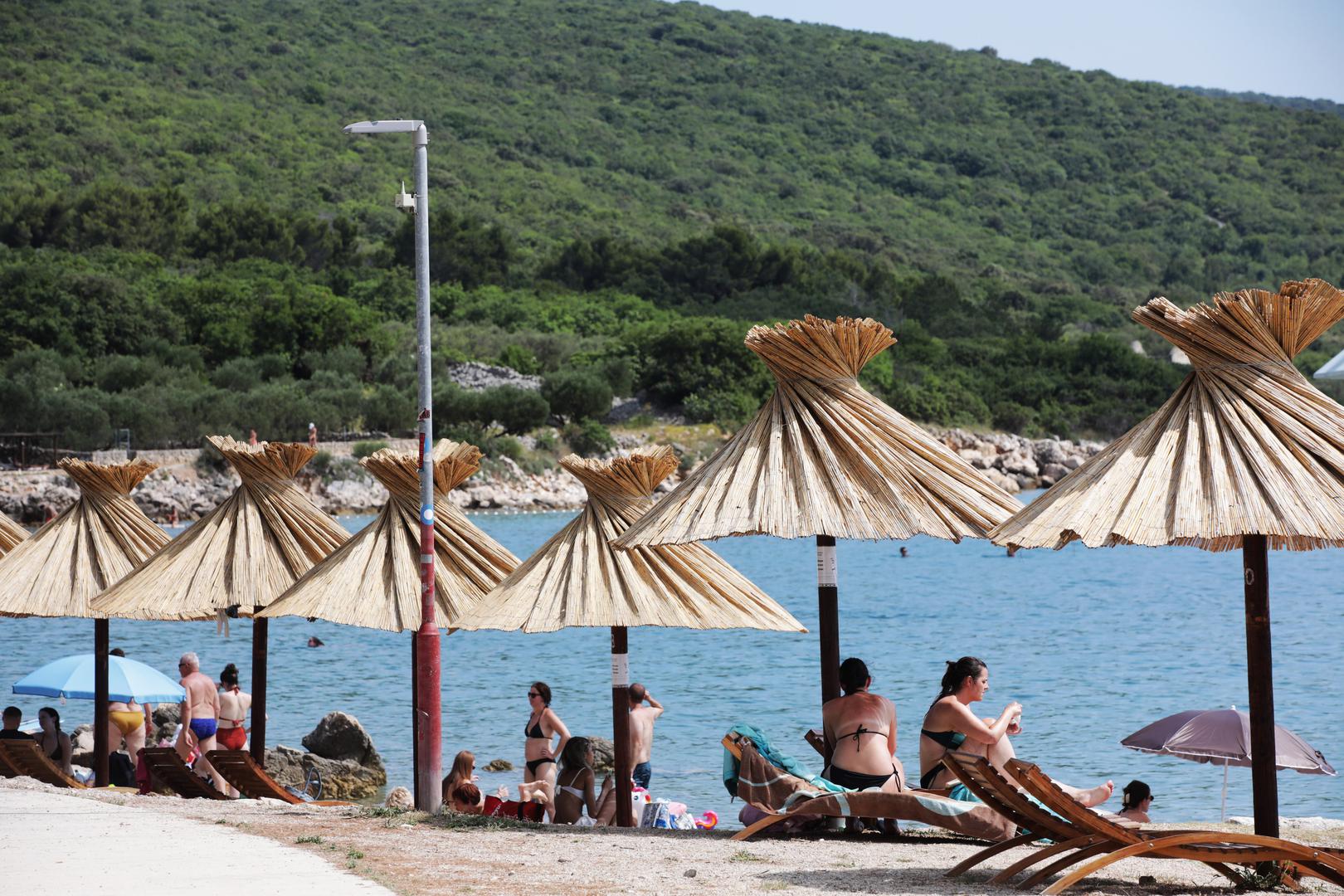 OSIM AKTIVNOSTI I DOGAĐANJA NA MORU te plaža na kojima se “rezervacija” mjesta kažnjava, samo mjesto
ima još podosta zanimljivosti. Tu se nalazi najstarija marina na ovome dijelu Jadrana, a u nekadašnjem mlinu
za preradu maslina izložbeni prostor, podvodni park na plaži Punta Debij, farma...