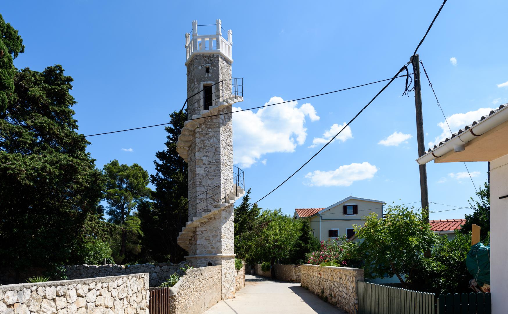 Jedna od glavnih znamenitosti je kamena kula Toreta, poznata i kao ‘Kula ljubavi’. Legenda kaže da je mornar sagradio ovu kulu za svoju dragu kako bi ga mogla čekati, no ona se udala za drugog. Posjetitelji se mogu popeti na toranj vanjskim stubištem koje vodi do platforme s panoramskim pogledom.