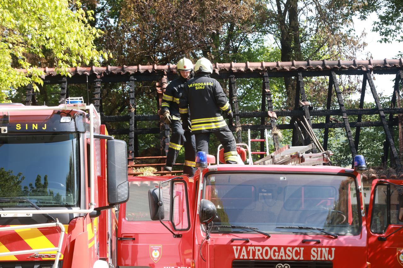 Sinj: Požar progutao štalu na Hipodromu, spašeno 20 konja
