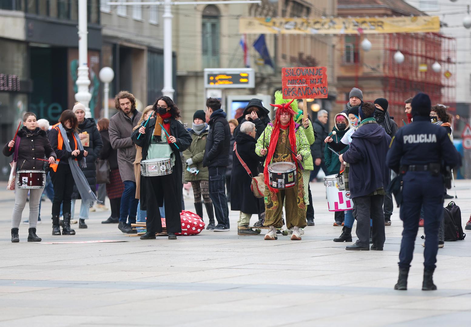Moliteljima su se na trgovima pridružili prosvjednici