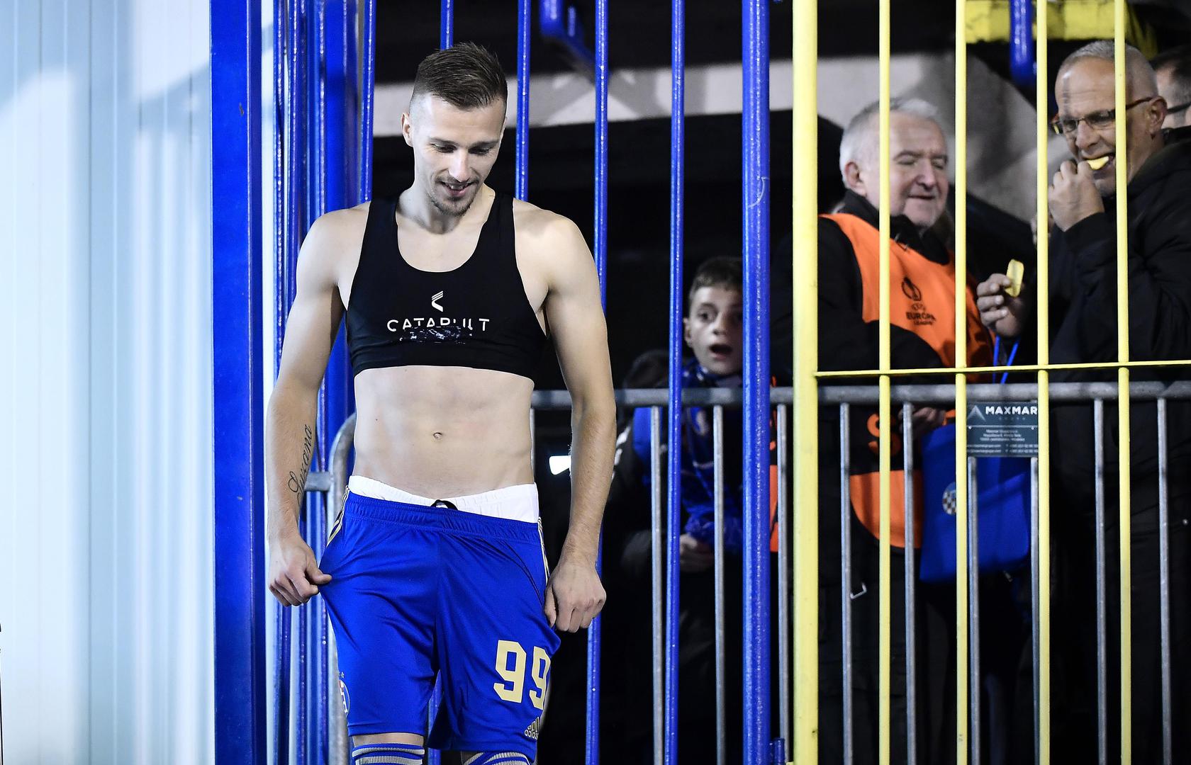 Podsjetimo, Dinamo je sinoć na Maksimiru slavio golovima Petkovića, Andrića i Šutala protiv Rapida 3:1 i tako zasjeo na drugo mjesto skupine. Slijedi mu okršaj s Genkom.