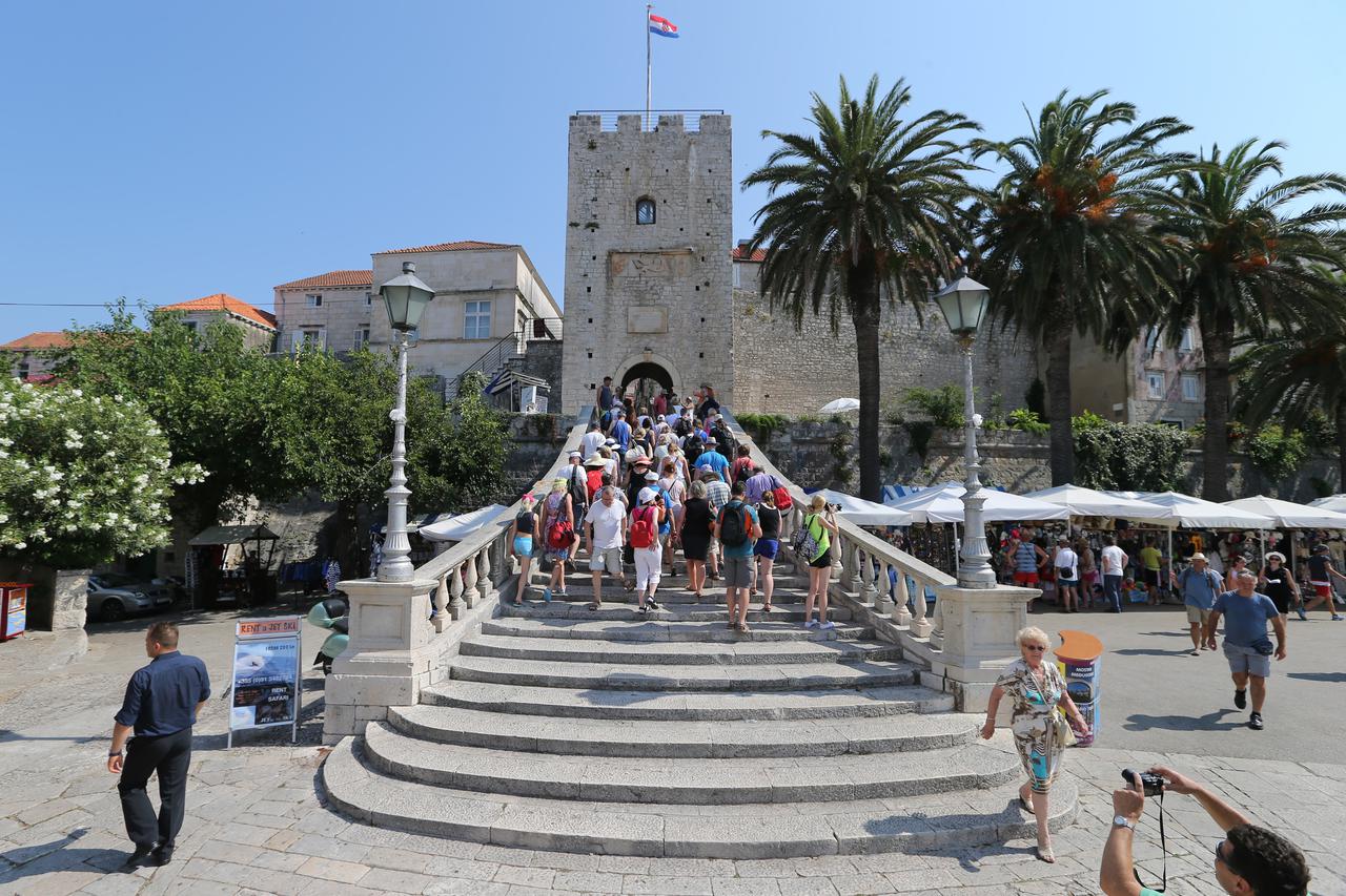 17.07.2015., Korcula - Turisti razgledavaju gradske znamenitosti.