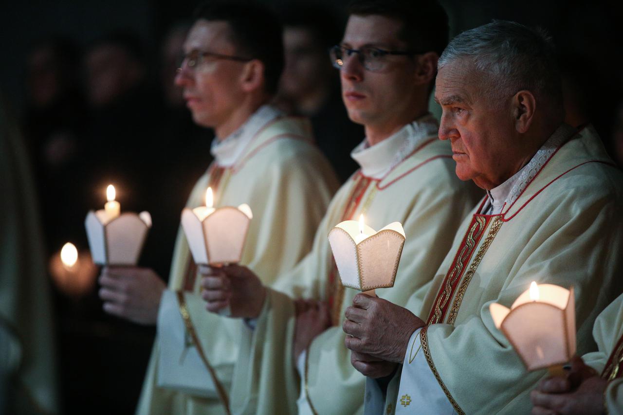 Zagrebački nadbiskup kardinal Josip Bozanić predvodio je Vazmeno bdjenje 