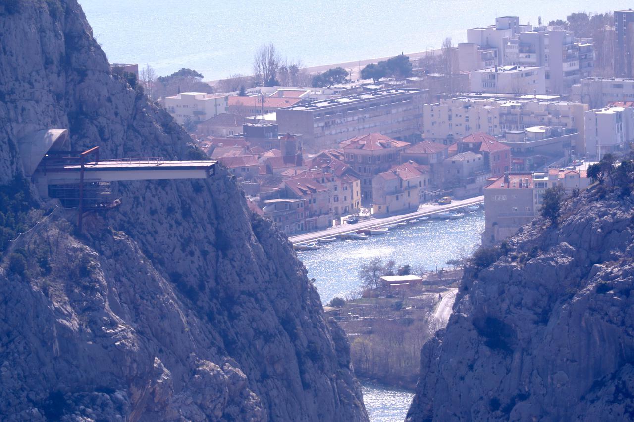 Pogled na gradilište mosta preko Cetine na omiškoj obilaznici