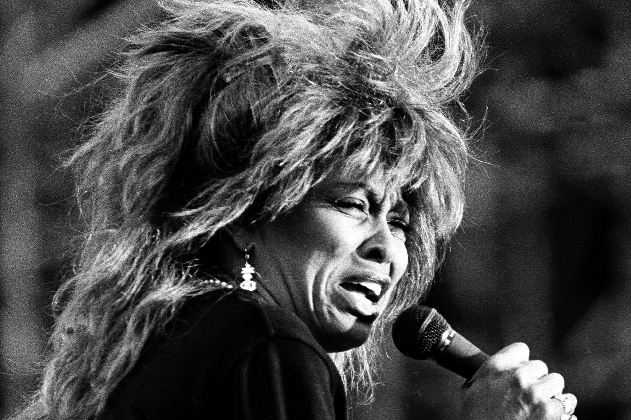 EXCLUSIF - TINA TURNER ET SON COMPAGNON ERWIN BACH EN VACANCES A CORTINA D'AMPEZZO