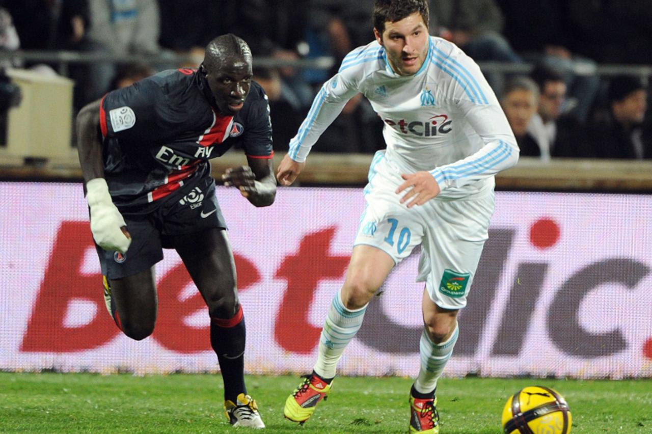 'Olympique Marseille\'s forward Andre-Pierre Gignac (R) vies with Paris Saint-Germain\'s French defender Mamadoiu Sakho (L) during their French L1 football match Olympique of Marseille versus Paris-Sa