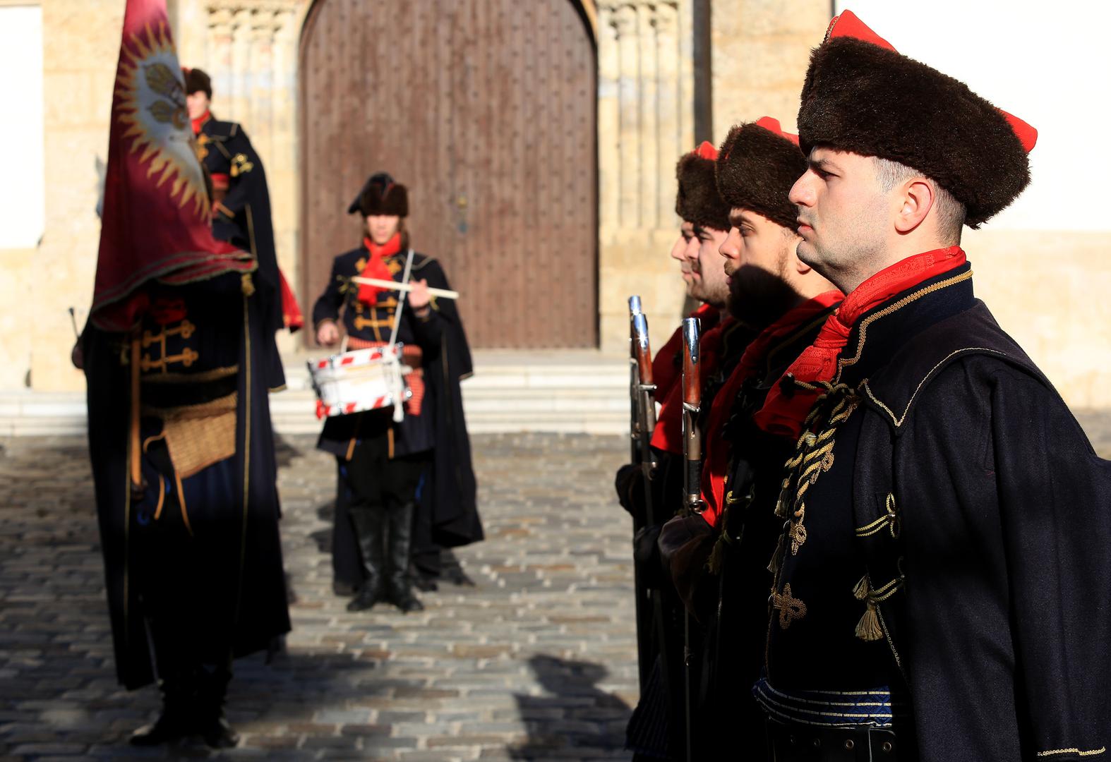 Na Trgu svetog Marka u Zagrebu održana je novogodišnja smjena straže vojno povijesne postrojbe Počasne satnije Kravat pukovnije.