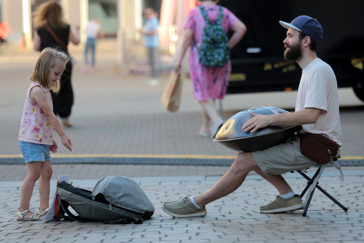 Zagreb: Ulični glazbenik svira handpan