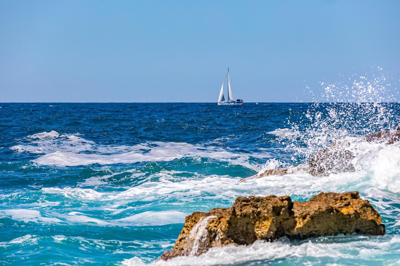 Pula: Visoki valovi na Lungo mare te Havajskoj plaži na Verudeli razveselili kupače