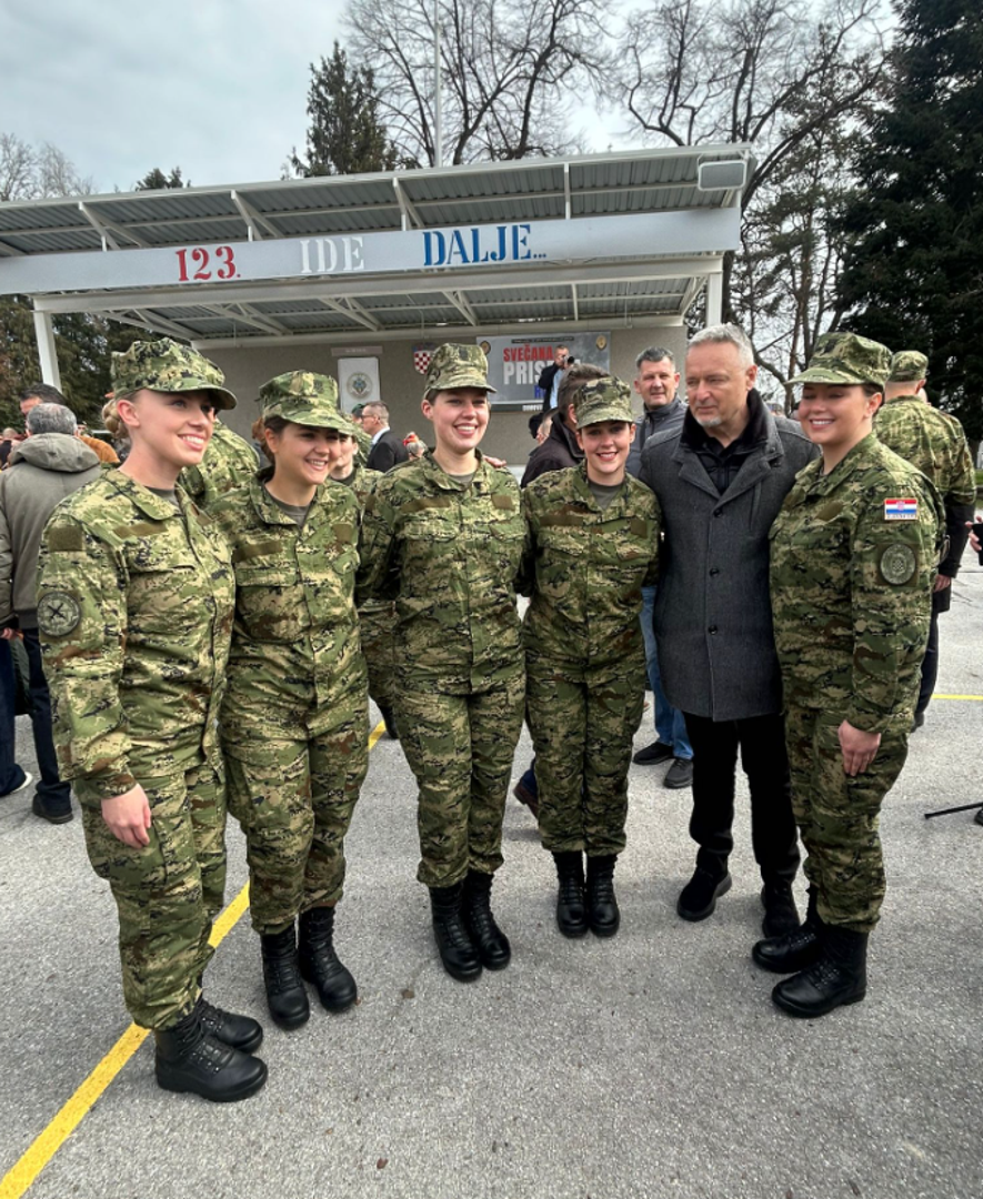Svečanoj prisezi, održanoj u petak, prisustvovali su i njezini roditelji, Marko Perković Thompson i njegova supruga Sandra, pruživši joj podršku u ovom važnom životnom koraku.