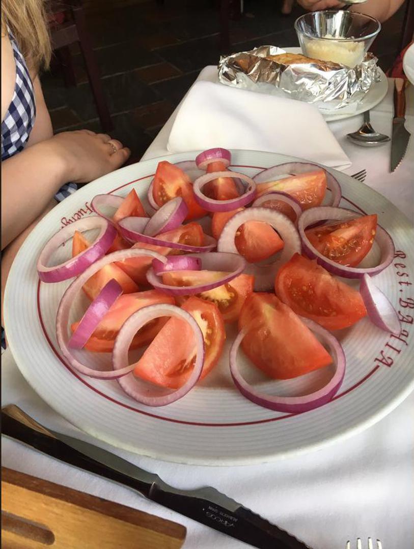  Mlada veganka odlučila se u restoranu u Španjolskoj na jelo po preporuci kuhara. No, kada je dobila "drugu najbolju stvar na jelovniku", nije znala šali li se netko s njom jer je dobila narezanu rajčicu i luk, a jelo je platila je čak 9 eura