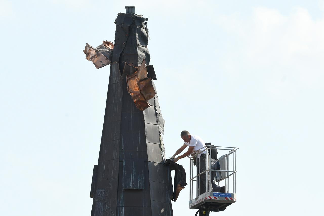 Demontaža bakrenog krova zvonika sisačke katedrale stradale u potresu